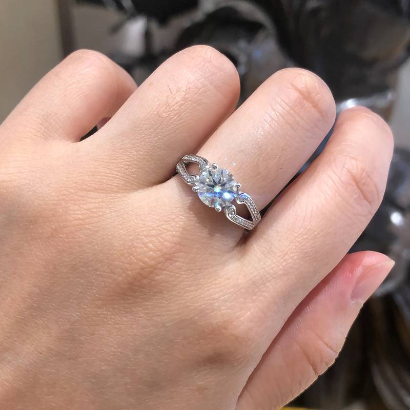 Affordable Luxury四爪Women's RingS925银镀白金定制选款主石Moissanite1.5ct/副石高碳钻